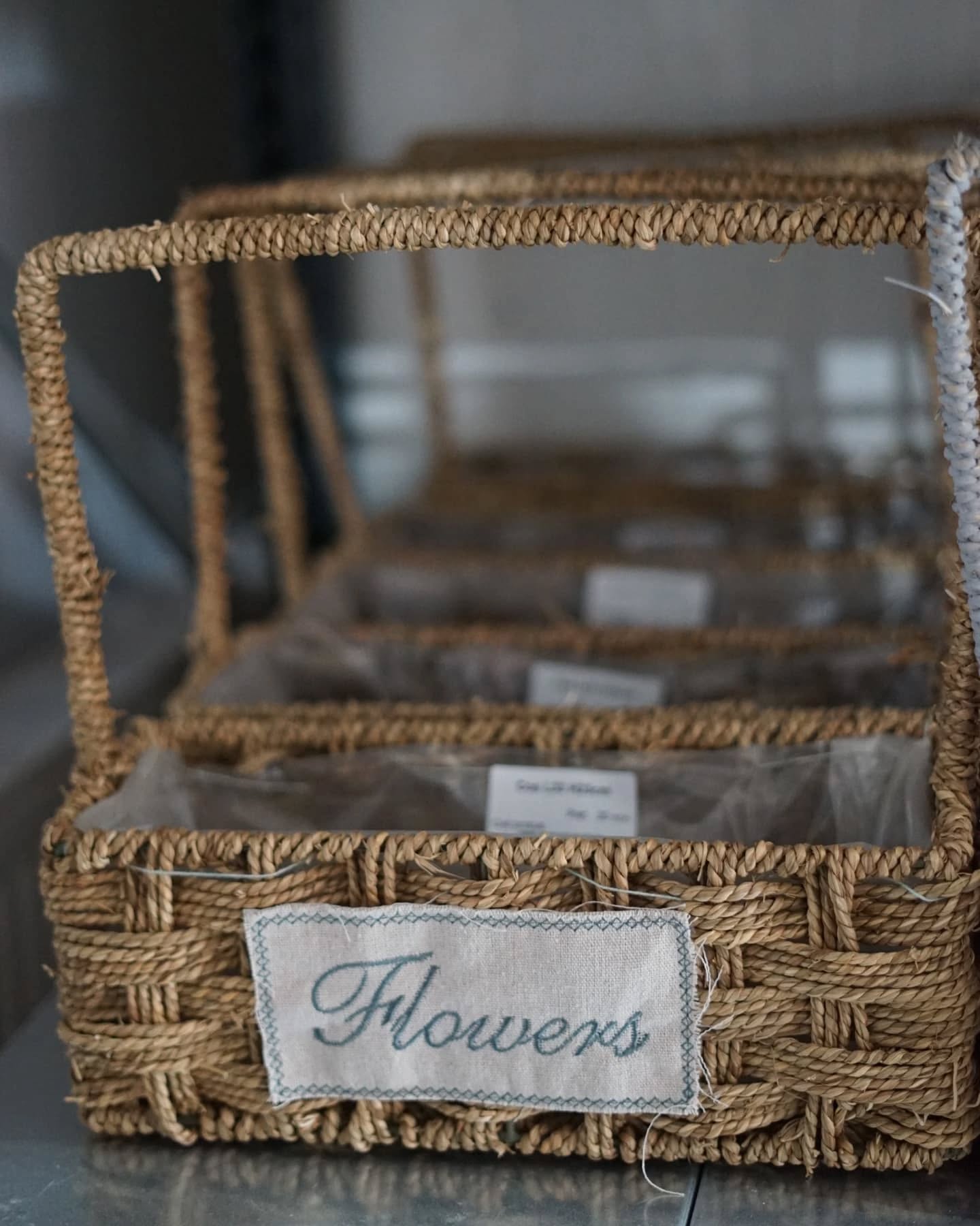 Coșuri decorative din fibre naturale în depozit